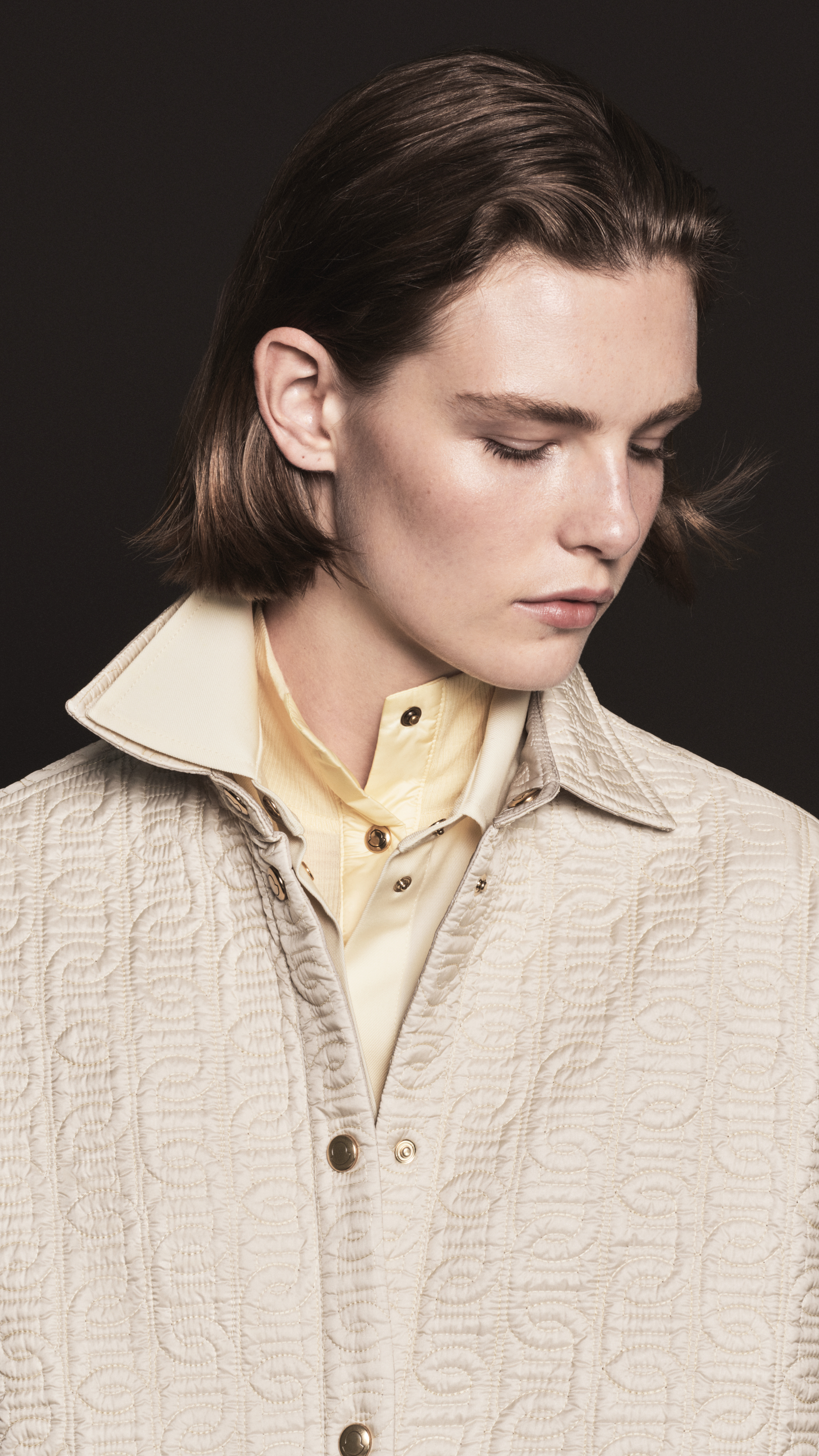 Moncler メンズ・ウィメンズ新着。ベージュのキルティングジャケット、イエローシャツ(2)。