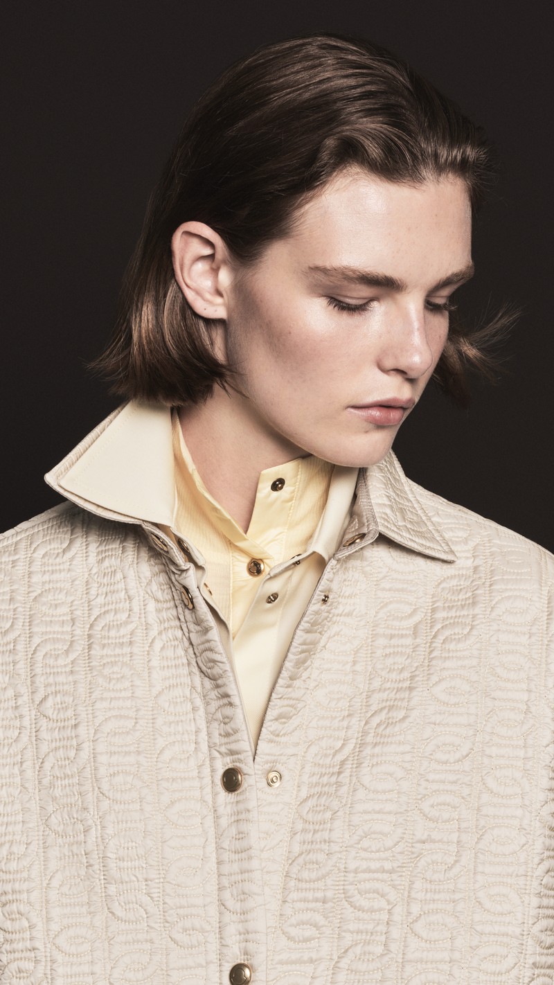 Moncler メンズ・ウィメンズ新着。ベージュのキルティングジャケット、イエローシャツ(2)。