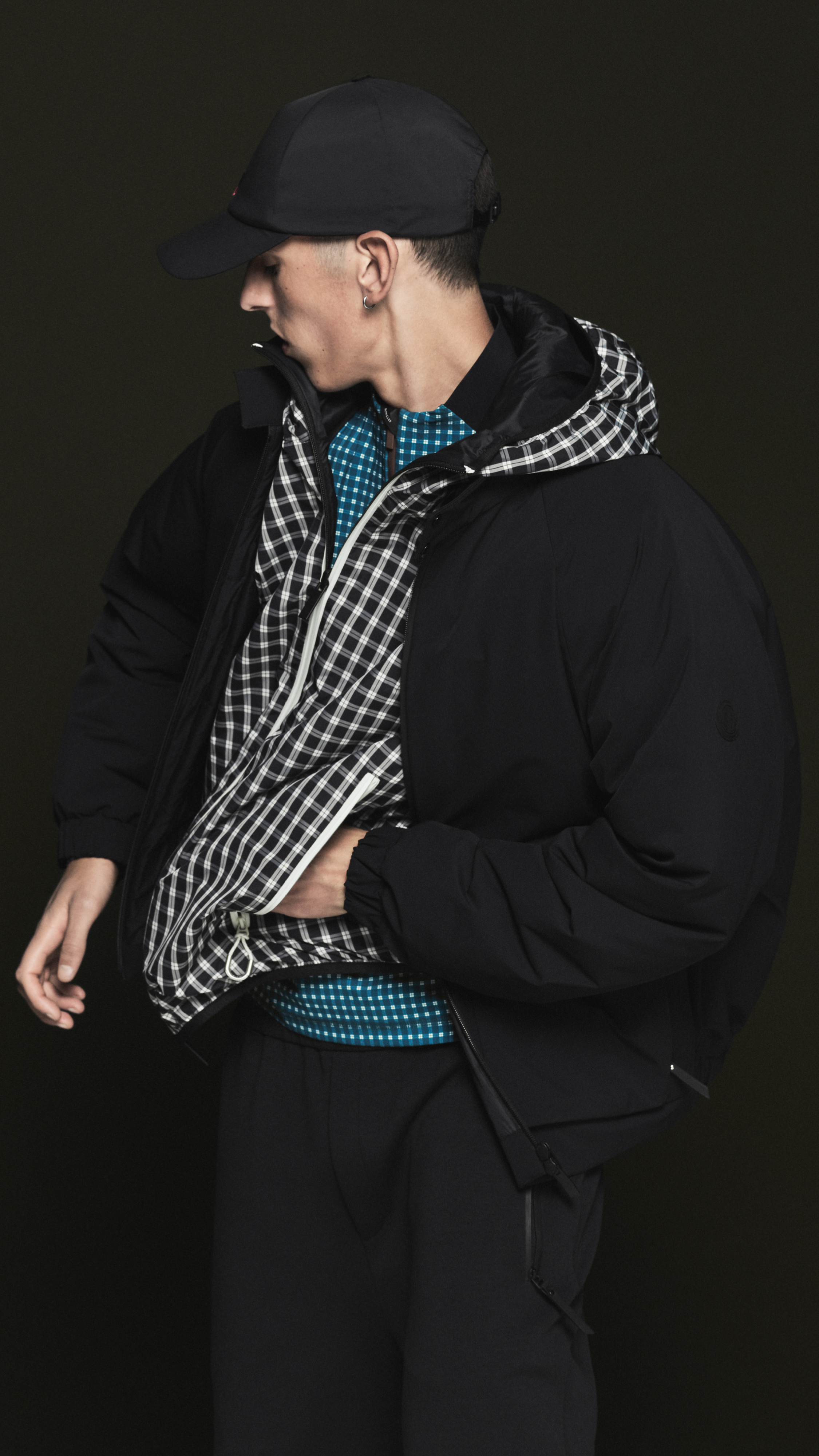 Moncler Pre-Fall 2026：光沢ブラックのダウンジャケットにピンストライプジャケットとデニムシャツを重ねたモデル