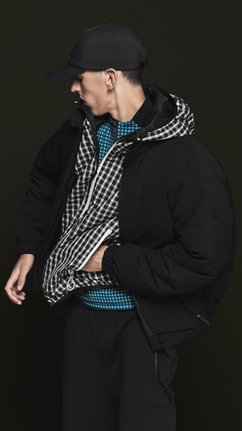 Moncler Pre-Fall 2026:光沢ブラックのダウンジャケットにピンストライプジャケットとデニムシャツを重ねたモデル
