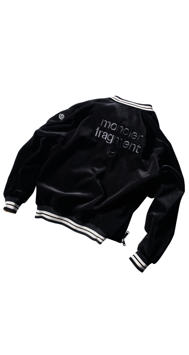 Moncler x Fragment、背中と袖にロゴを配したブラックジャケット、黒白ストライプのディテール。