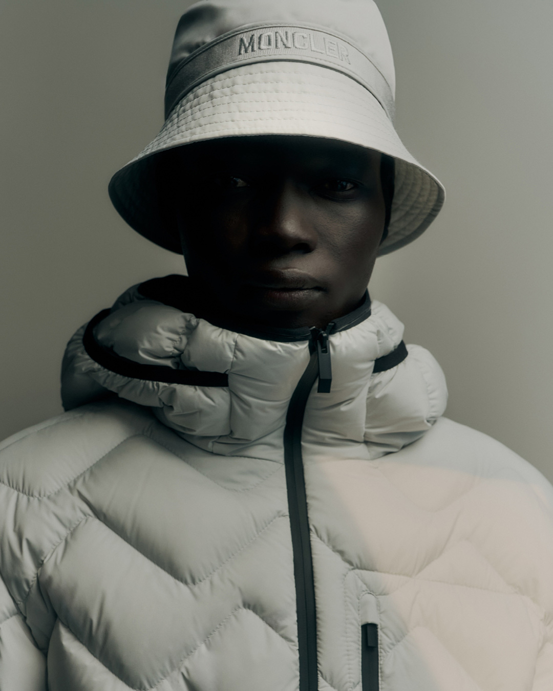Vestes et gilets techniques Moncler pour un style métropolitain dynamique
