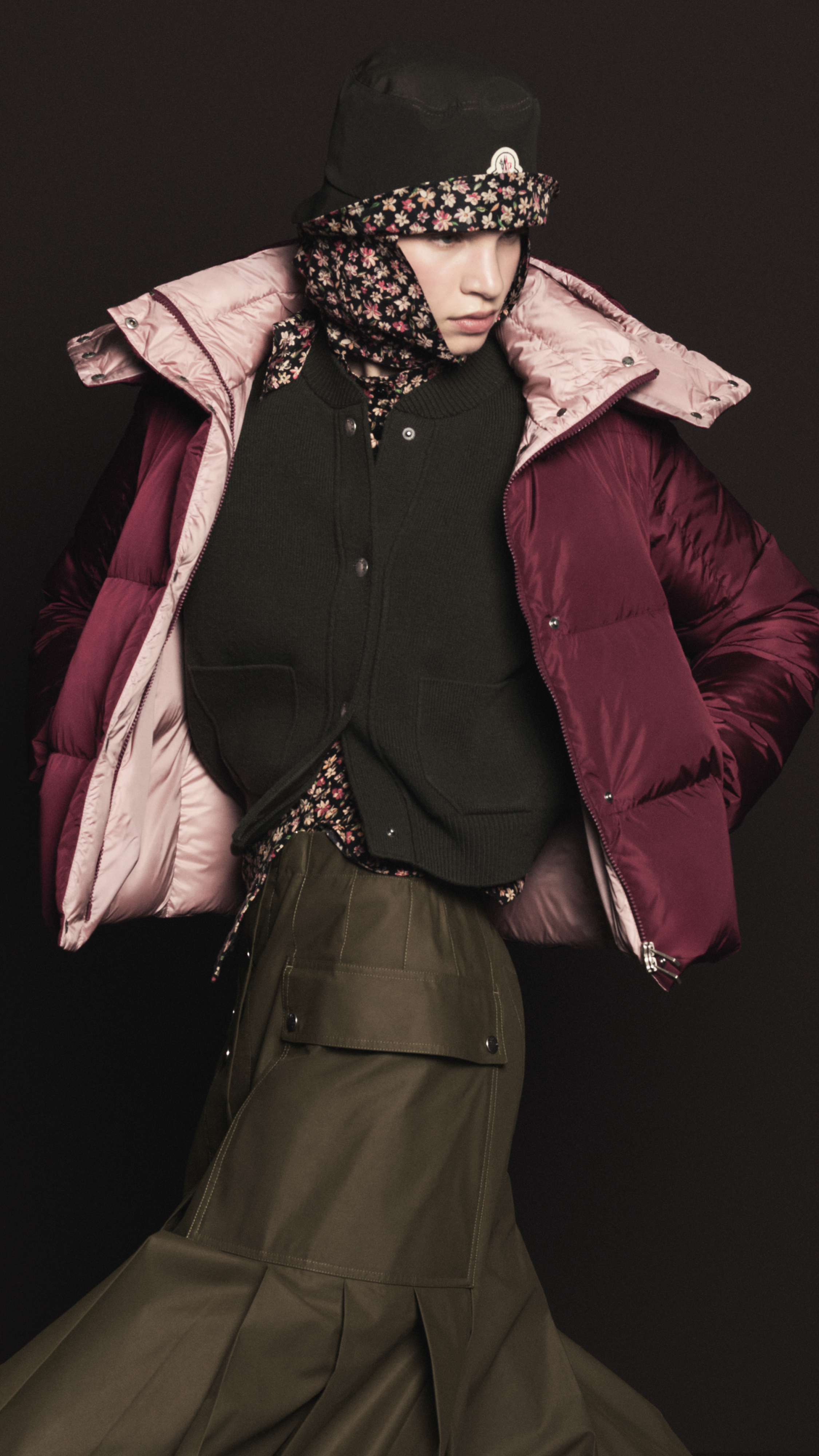 Moncler 2026年秋冬、ブラックのスポット柄が入ったクリーム色のダウンジャケット、お揃いのパンツとブラックのフード。