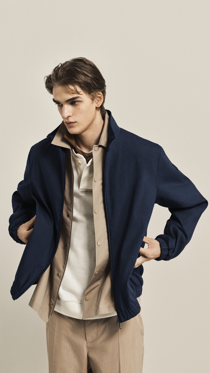 Moncler Spring/Summer 2026 Collection: chemise oversize blanche à rayures bleu marine superposée sur une chemise bleu ciel
