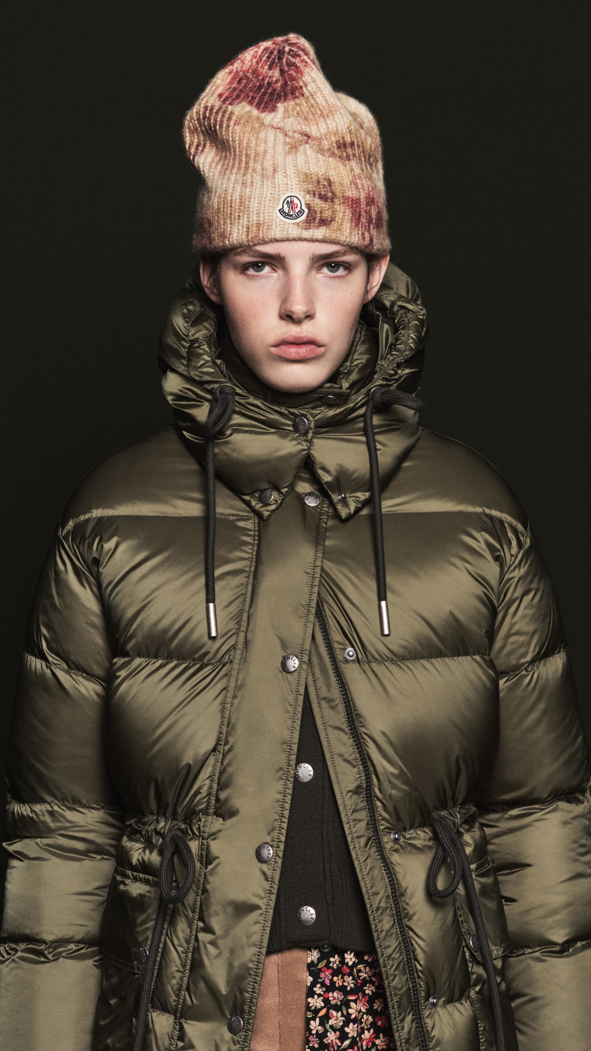 Moncler 女士新品。粉色與米色針織帽、抽繩亮面橄欖綠連帽羽絨外套。