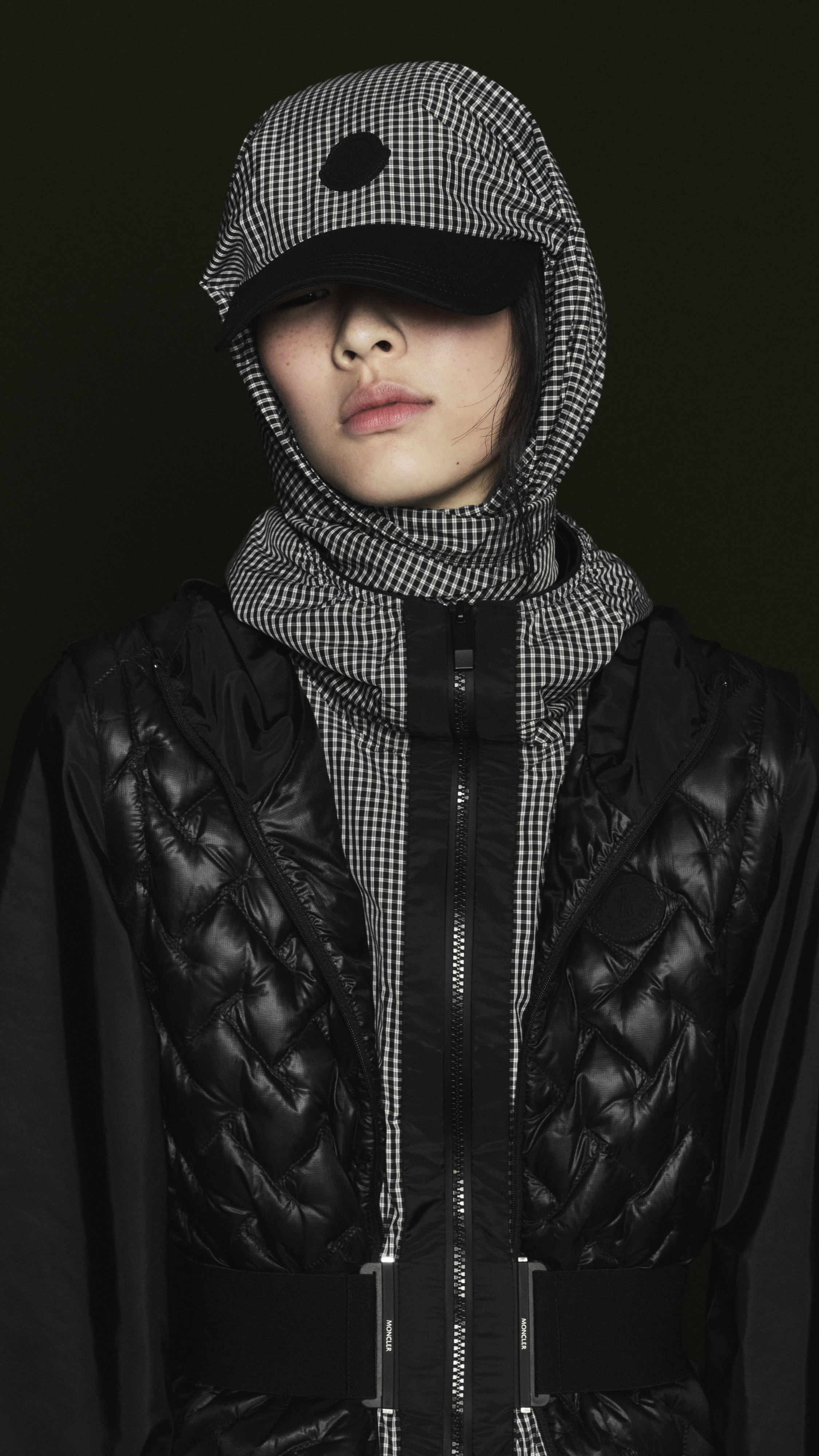 Moncler Pre-Fall 2026：光沢ブラックのダウンジャケットにピンストライプジャケットとデニムシャツを重ねたモデル