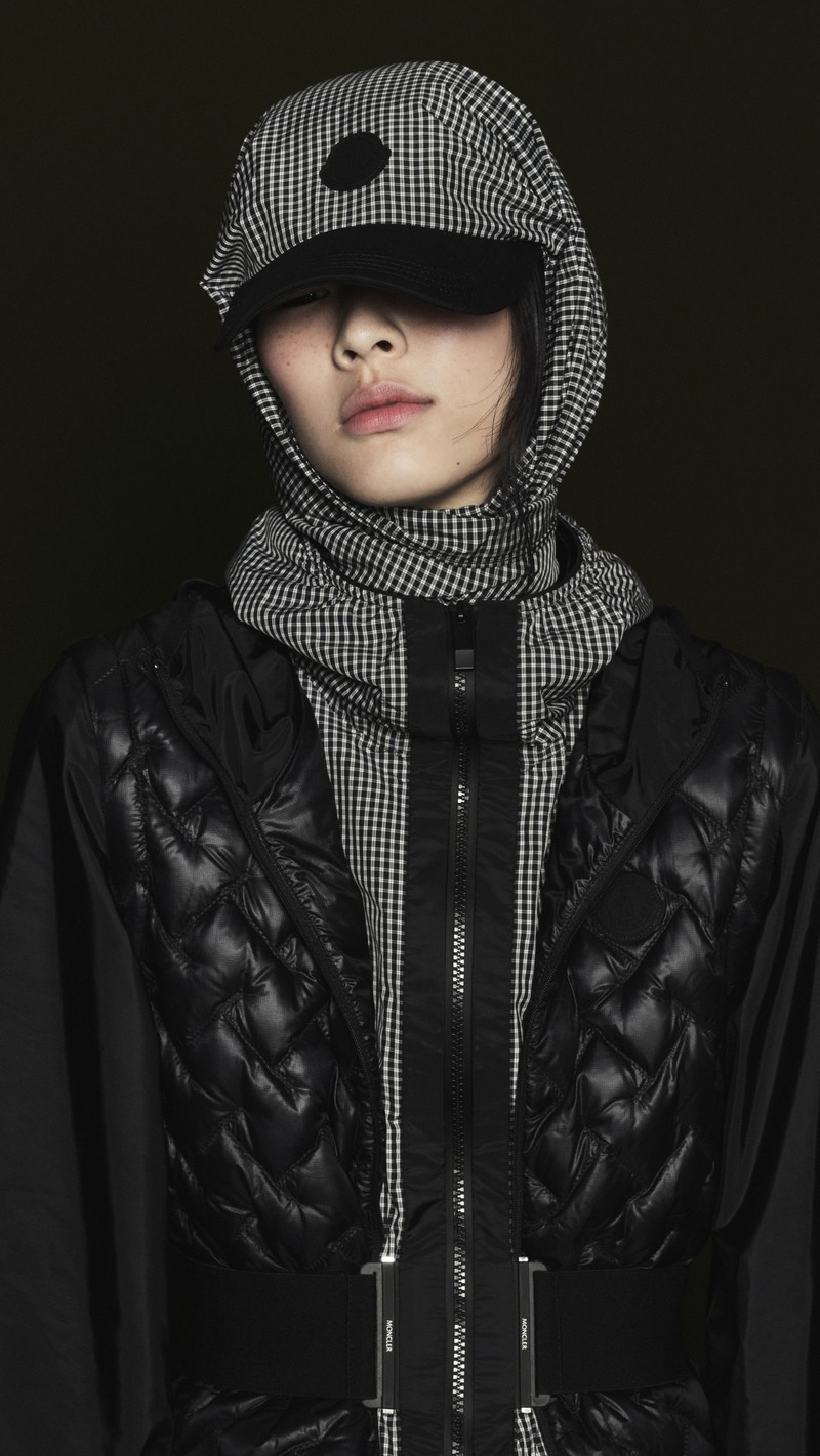 Moncler Pre-Fall 2026:光沢ブラックのダウンジャケットにピンストライプジャケットとデニムシャツを重ねたモデル