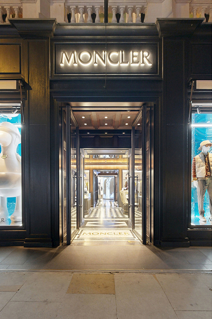 Entrée du digital flagship Moncler avec vitrines habillées