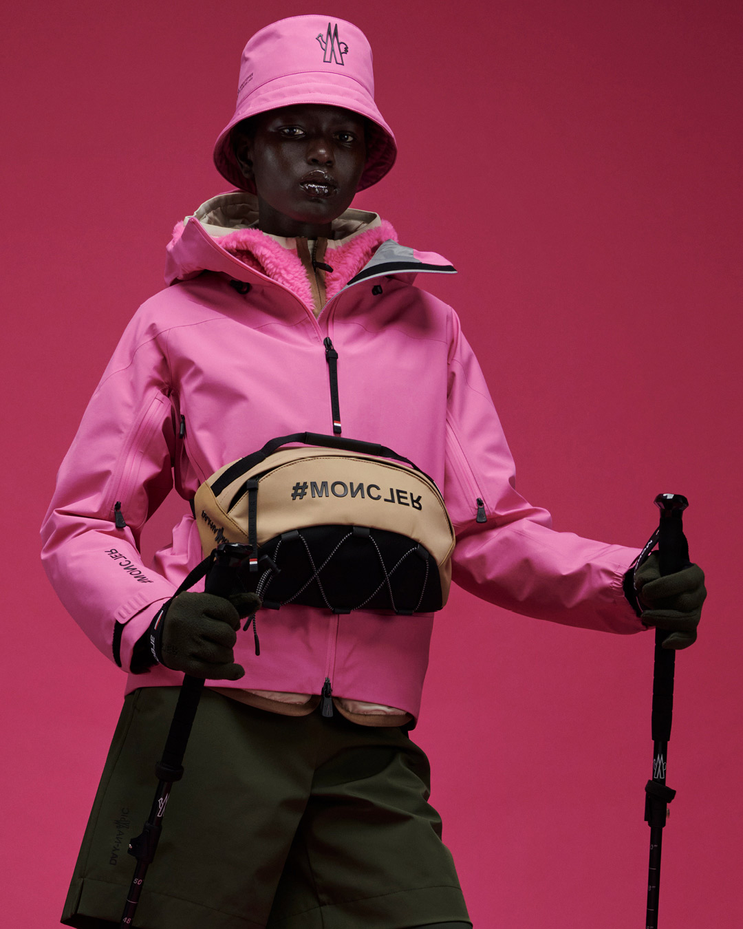 Vestes techniques et shorts Moncler Grenoble Pre-Fall 2023 en tissu GORE-TEX avec imprimés de cartes topographiques