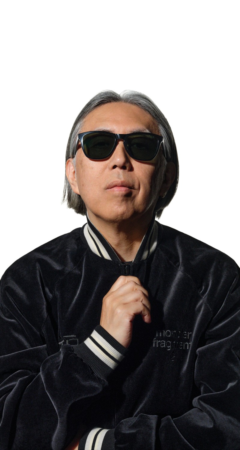 Moncler x Fragment、ストライプディテールのブラックジャケットとブラックサングラスを着用したHiroshi Fujiwara(1)。