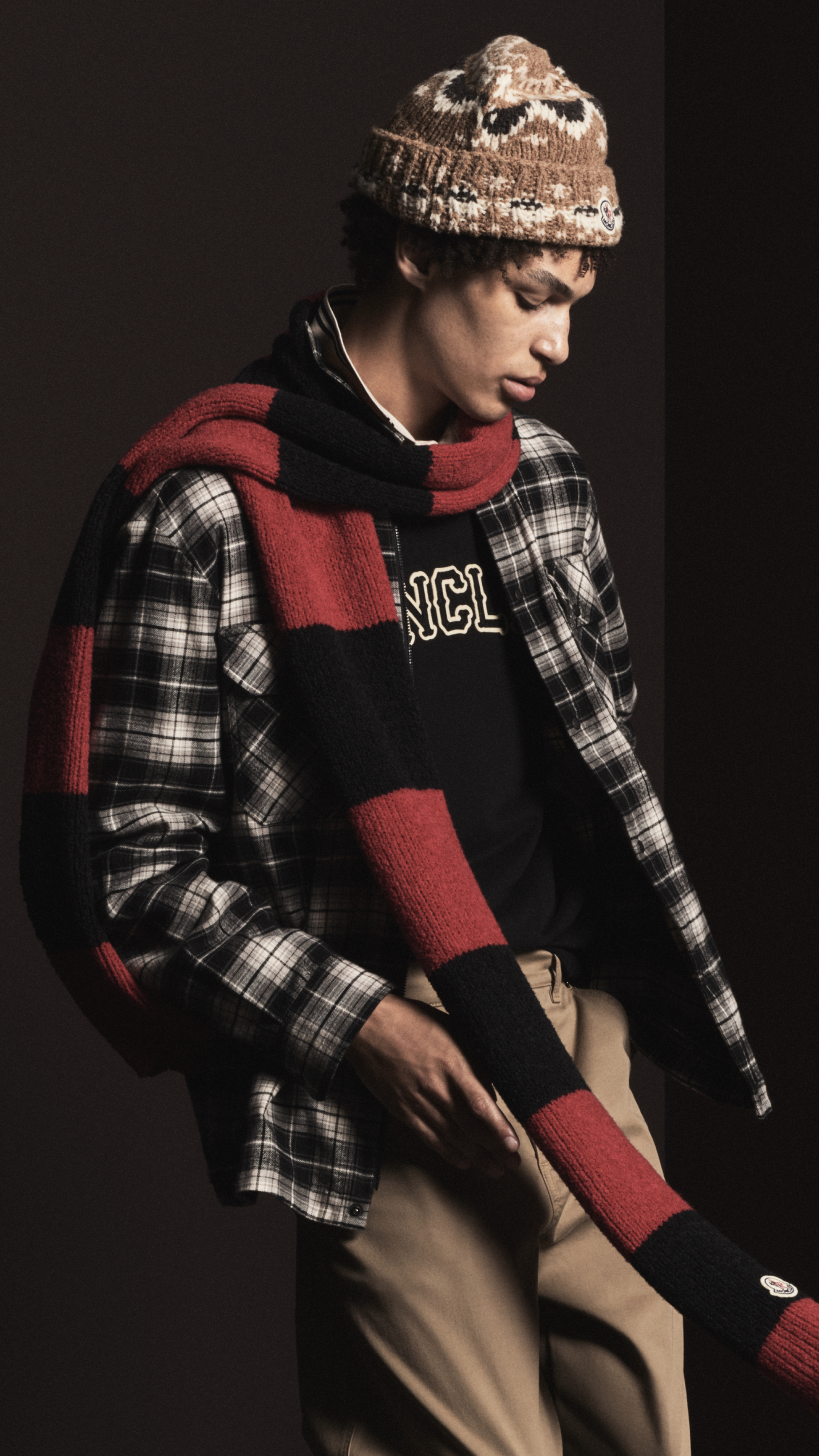 Moncler accesorios para hombre y mujer. Gorro de punto estampado, bufanda de rayas rojas y negras y camisa de cuadros.