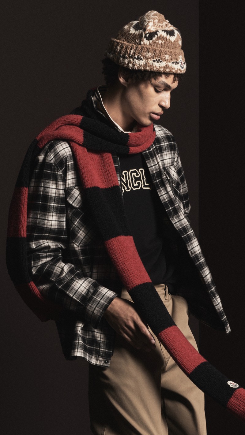 Moncler accesorios para hombre y mujer. Gorro de punto estampado, bufanda de rayas rojas y negras y camisa de cuadros.