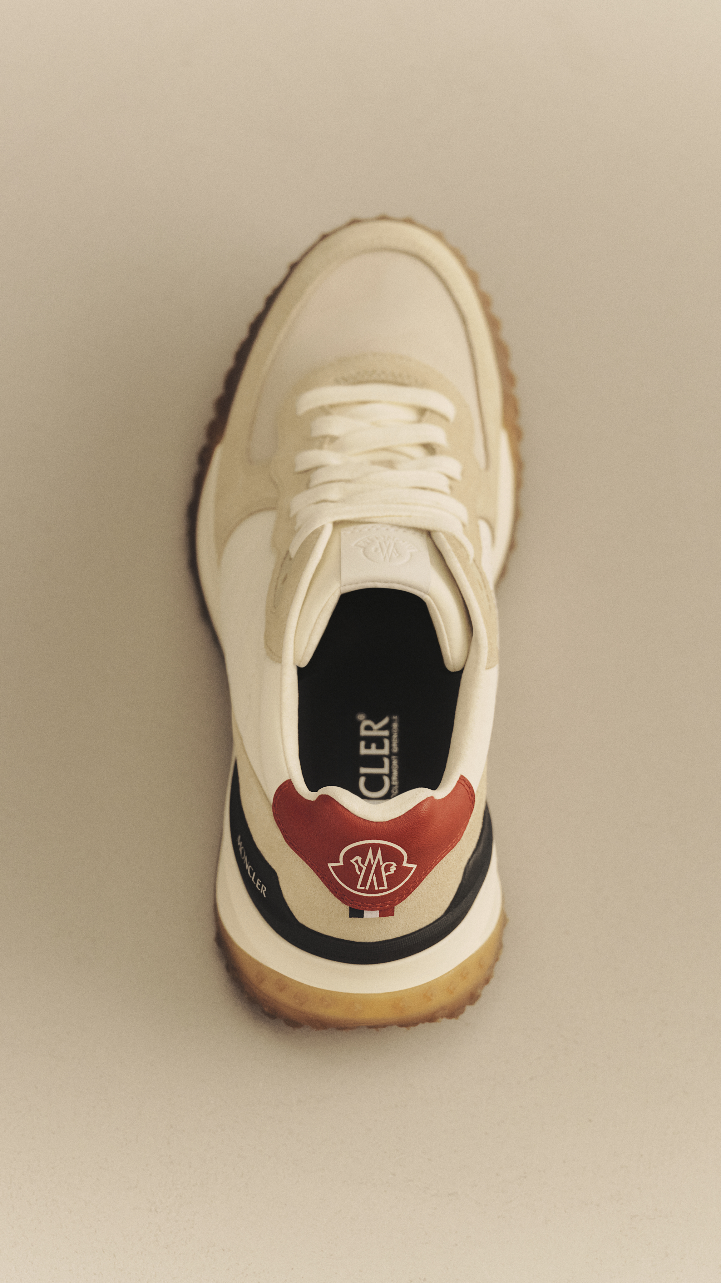 Moncler CityTrek: primer plano de detalles de la zapatilla, logo, etiqueta y vista frontal.