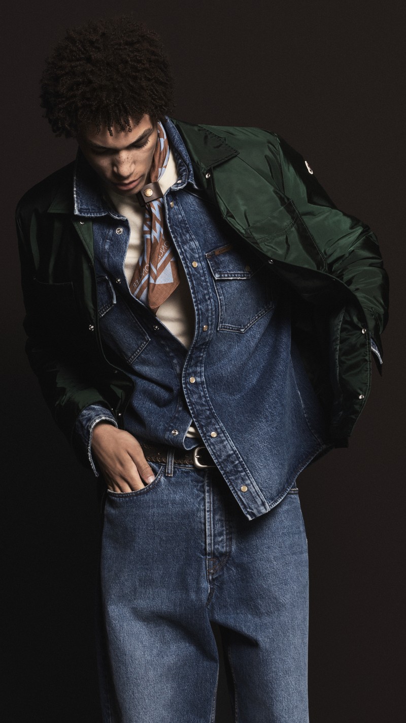 Moncler 2026年秋冬。ダークグリーンのナイロンジャケット、デニムシャツ、プリントスカーフ、クリーム色のトップスとジーンズ。