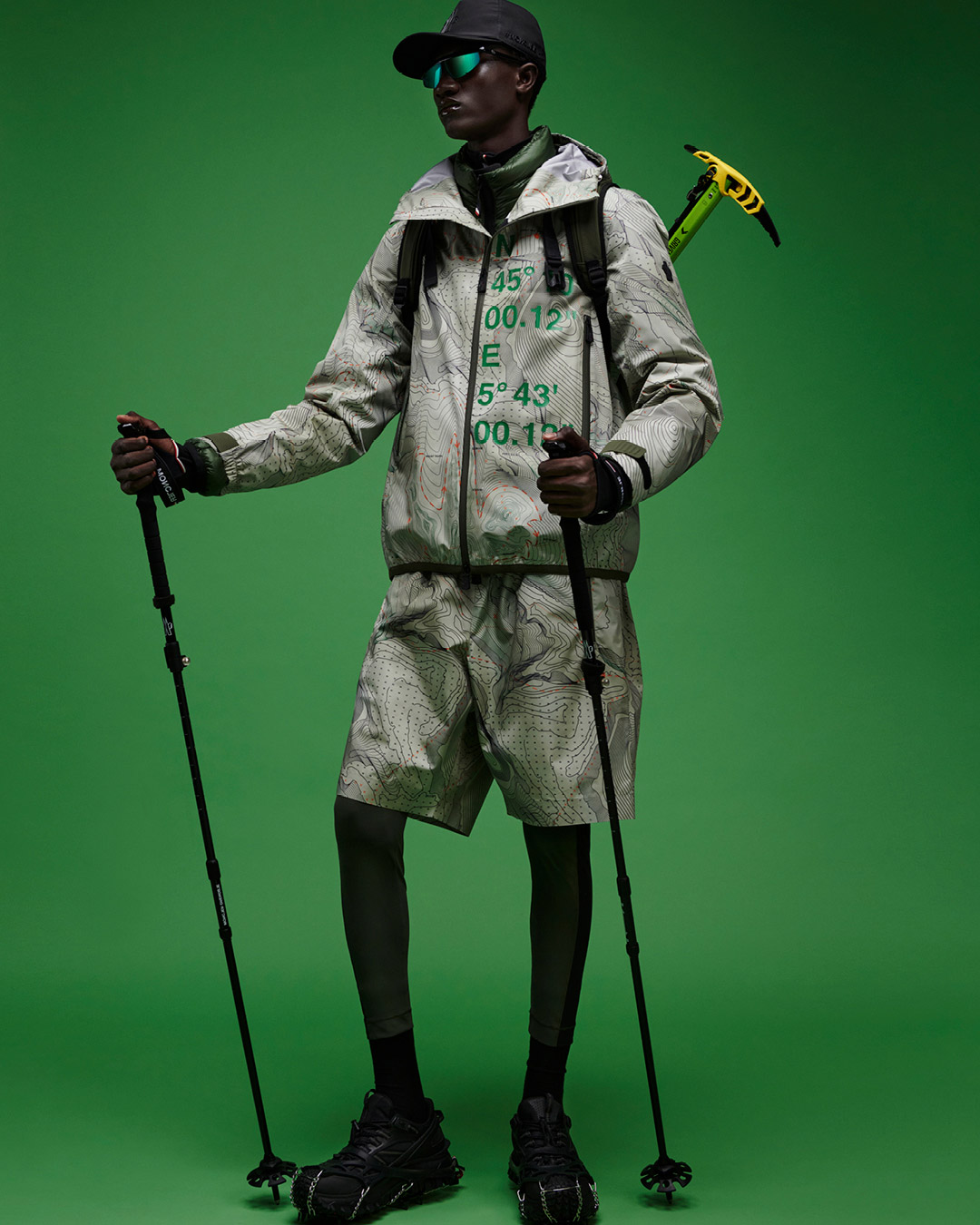 Vestes techniques et shorts Moncler Grenoble Pre-Fall 2023 en tissu GORE-TEX avec imprimés de cartes topographiques