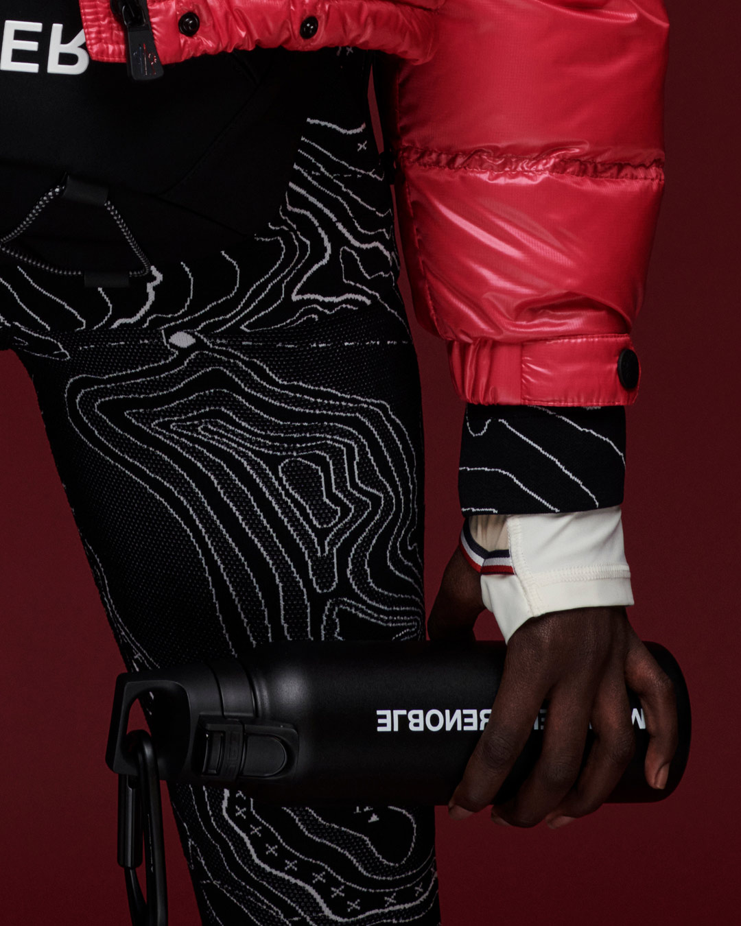 Vestes techniques et shorts Moncler Grenoble Pre-Fall 2023 en tissu GORE-TEX avec imprimés de cartes topographiques