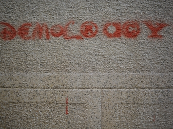 Ponts qui s’effondrent, démocratie qui s’érode