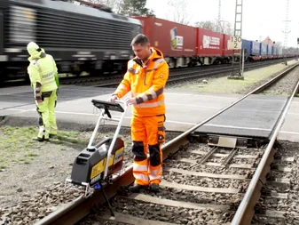 Mobile Detection of Rail Damage using Ultrasound