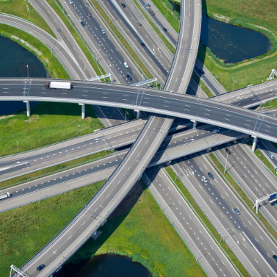 Ciężarówki jadące po autostradzie